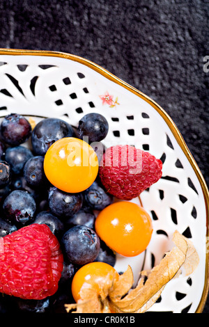 Un piatto di frutti di bosco misti Foto Stock