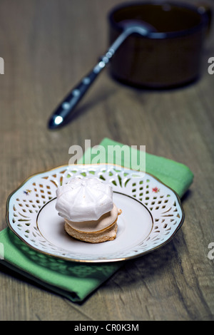 I cookie e le meringhe impilati su una piastra Foto Stock