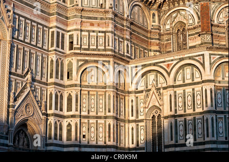 Italia Toscana Firenze centro storico sono classificati come patrimonio mondiale dall' UNESCO Piazza del Duomo con la Cattedrale di Santa Maria del Fiore Foto Stock