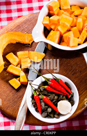 Ingredienti per preparare piatti a base di zucca, zucca, semi di zucca, peperoncino Foto Stock