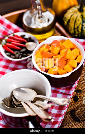 Ingredienti per preparare piatti a base di zucca, zucca, semi di zucca, peperoncino Foto Stock