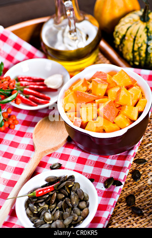 Ingredienti per preparare piatti a base di zucca, zucca, semi di zucca, peperoncino Foto Stock