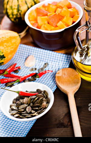 Ingredienti per preparare piatti a base di zucca, zucca, semi di zucca, peperoncino Foto Stock