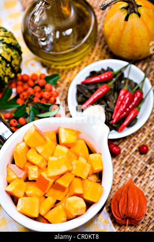 Ingredienti per preparare piatti a base di zucca, i semi di zucca, peperoncino Foto Stock