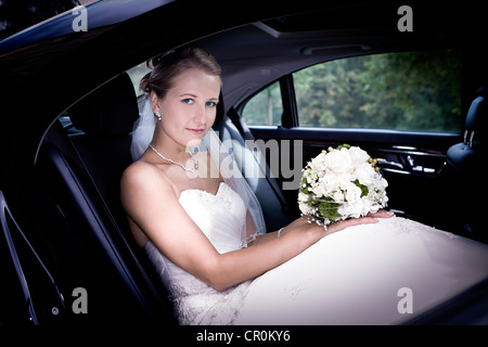 Giovane sposa in auto Foto Stock