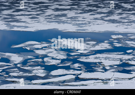 Ghiaccio sul lago Sysenvatnet, Hardangervidda montagna altopiano, Norvegia, Scandinavia, Europa settentrionale Foto Stock