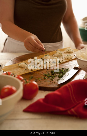 La donna la preparazione di ravioli fatti in casa Foto Stock