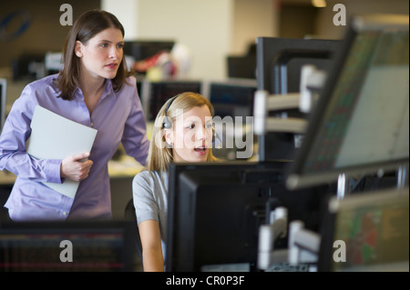 Stati Uniti d'America, New York New York City, commercianti al trading desk Foto Stock