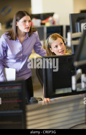 Stati Uniti d'America, New York New York City, commercianti al trading desk Foto Stock