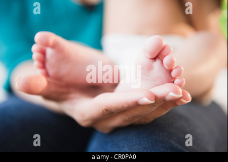 Close up di razza mista del bambino in piedi Foto Stock