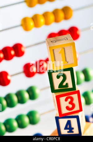Studio shot di abacus e blocchi di legno Foto Stock