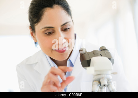 Stati Uniti d'America, New Jersey, Jersey City, scienziato esaminando campioni medici Foto Stock