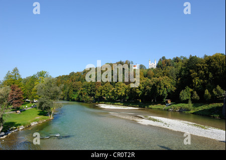 Fiume Isar vicino a Bad Toelz con Leonard la cappella e la chiesa di Santa Croce, sul calvario Hill, Bad Toelz, Alta Baviera, Baviera Foto Stock