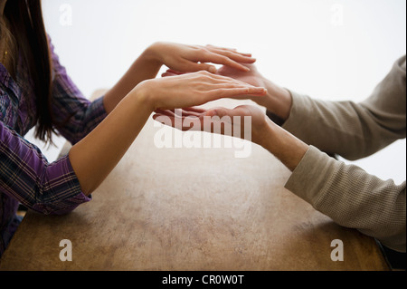 Close up dell uomo e della donna con le mani in mano a giocare con le mani Foto Stock