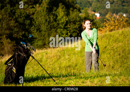 Donna che gioca a golf a croce Foto Stock