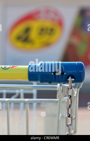 Carrello spesa nel negozio di sfondo astratto Foto Stock