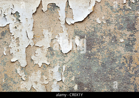 Vernice scrostata fuori da un muro di cemento forme grunge sfondo texture Foto Stock