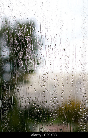 Autunno giorno di pioggia sul vetro con gocce d'acqua, concetto di depressione Foto Stock