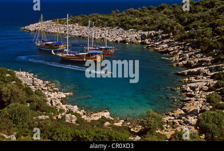 Turchia, Regione Mediterranea, Costa turchese, della Panfilia, Antalya, goletta in una insenatura Foto Stock