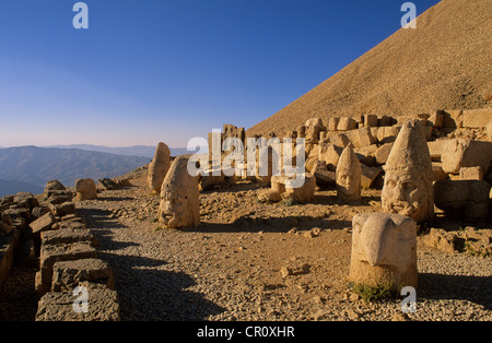 La Turchia Anatolia Orientale Nemrut Dagi monte Nemrut elencati come patrimonio mondiale dall' UNESCO Antiochos Santuario terrazza occidentale Foto Stock