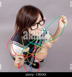 Scuola ragazza riproduce linee internet Foto Stock