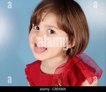 Bambina mette fuori il suo ritratto del timone Foto Stock