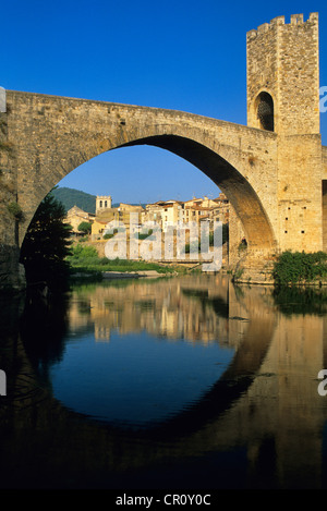 In Spagna, in Catalogna, provincia di Girona, Garrotxa comarca, Besalu, fortificato ponte sopra il fiume Fluvia Foto Stock