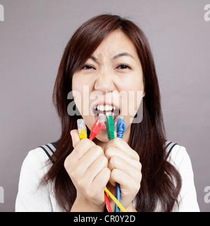 Scuola ragazza riproduce linee internet Foto Stock