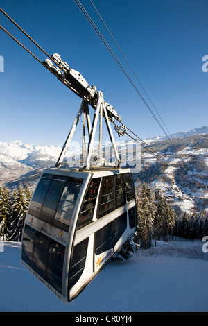 Francia Savoie les Coches paradiski cabina di Vanoise Express che collega con Peisey Nancroix sullo sfondo a sinistra sul Mont Blanc 4810m Foto Stock