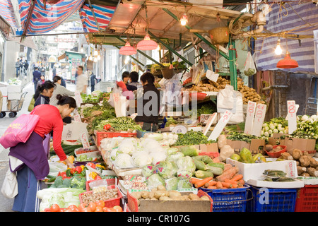 Cina, Hong Kong, il distretto centrale, mercato all'aperto, la frutta e la verdura shop Foto Stock