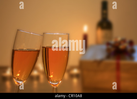 Due bicchieri di vino champagne e omaggio sul consenso il concetto di amore Foto Stock