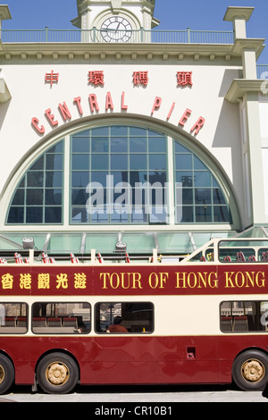 Cina, Hong Kong, il distretto centrale, Central Pier, bus turistico del Big Bus Company in fronto fthe ferries partenza Foto Stock