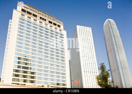 Cina, Hong Kong, il distretto centrale, da sinistra a destra, il Mandarin Oriental Hotel, Jardine House e la Torre Due IFC Foto Stock