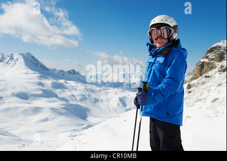 Ragazzo con gli sci sulla neve cima Foto Stock