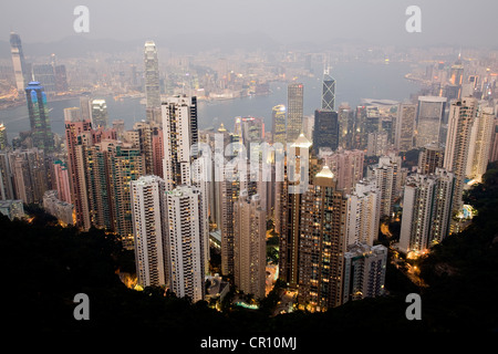 Cina, Hong Kong, vista dal picco Victoria sull isola di Hong Kong e la Penisola di Kowloon in background Foto Stock