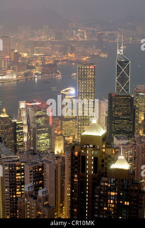 Cina, Hong Kong, vista dal picco Victoria sull isola di Hong Kong e la Penisola di Kowloon in background Foto Stock