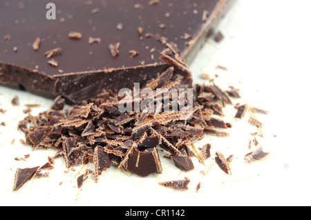 Extreme closeup di trito di pezzetti di cioccolato, isolato Foto Stock