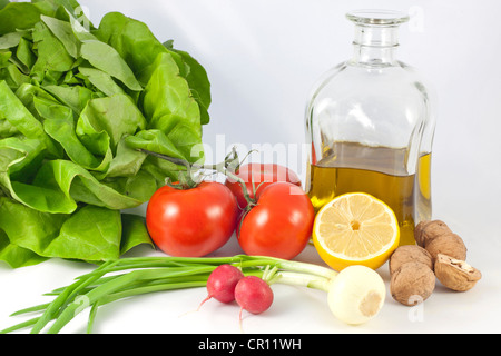 Fresco e salutare i componenti di verdure con olio Foto Stock