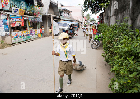 Filippine, isola di Palawan, El Nido, schoolboy pulizia della città Foto Stock