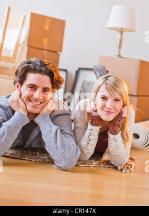 Stati Uniti d'America, New Jersey, Jersey City, giovane sdraiato sul pavimento Foto Stock