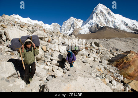 Il Nepal Parco Nazionale di Sagarmatha Solu Khumbu distretto area Everest porter sul ghiacciaio Khumbu 5140m dintorni Pumo Ri 7165m in Foto Stock