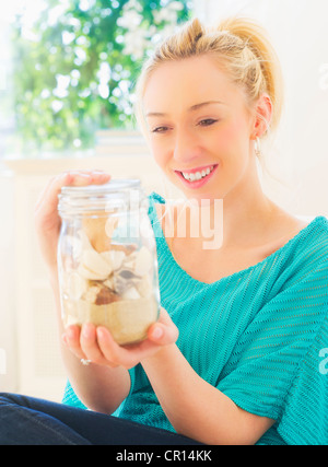 Stati Uniti d'America, New Jersey, Jersey City, giovane donna gusci di contenimento in vaso Foto Stock