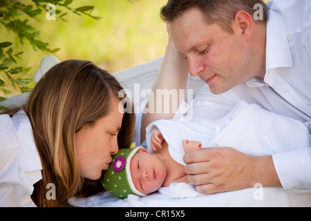 I genitori guardando la loro ragazza neonata, due settimane Foto Stock