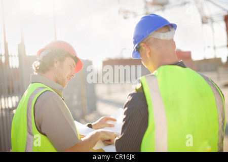 Lavoratori edili parlando sul sito Foto Stock