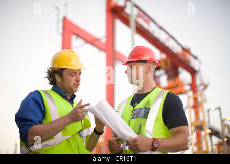 Lavoratori edili parlando sul sito Foto Stock