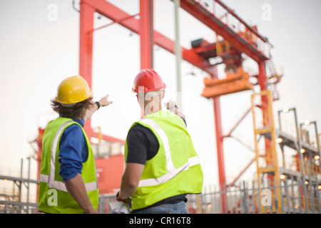 Lavoratori edili parlando sul sito Foto Stock