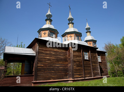 Chiesa di legno con tre cupole Foto Stock