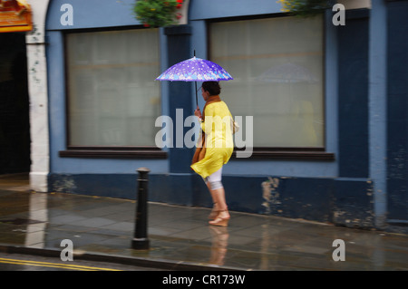 High Street Glastonbury sotto la pioggia, Regno Unito Foto Stock