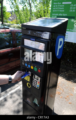 Parcheggio macchina pagato con carta di credito, Regno Unito Foto Stock