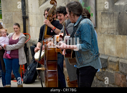 Gruppo di musicisti di strada giovani uomini musicisti persone che si esibiscono al festival dei buskers York North Yorkshire Inghilterra Regno Unito Gran Bretagna Foto Stock